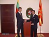 Ambasadorius D.Semaška (kairėje) sveikina garbės konsulą M.Stojmenov